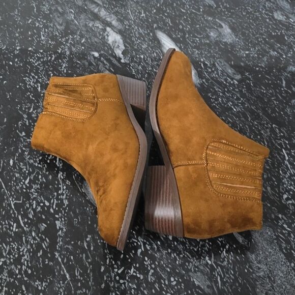 BRAND NEW SHOELAND ARLO- LOW STACKED HEEL ALMOND TOE CASUAL ANKLE BOOTIES - Picture 9 of 15